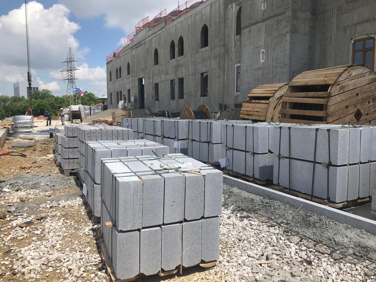 поставка гранитных бордюров