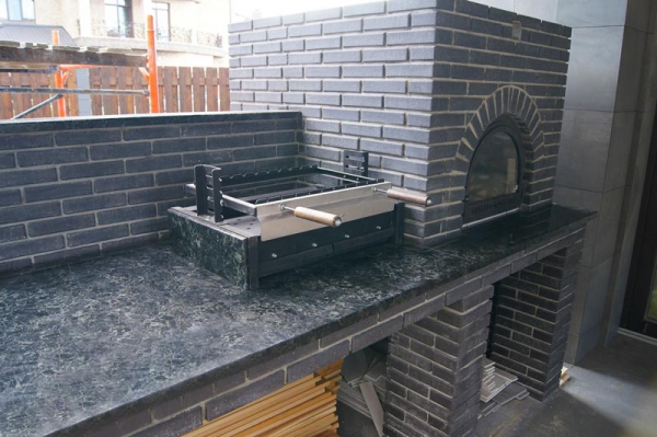 granitnaya stoleshnitsa dlya barbekyu.600x600